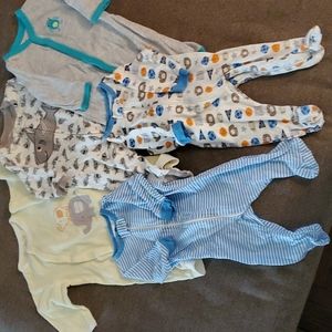 Lot of 5 boys 0-3 months onesies/footies
